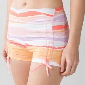 Lululemon Liberty Short
Bleacher Stripe White Iris Flower / Bleached size 6 EUC